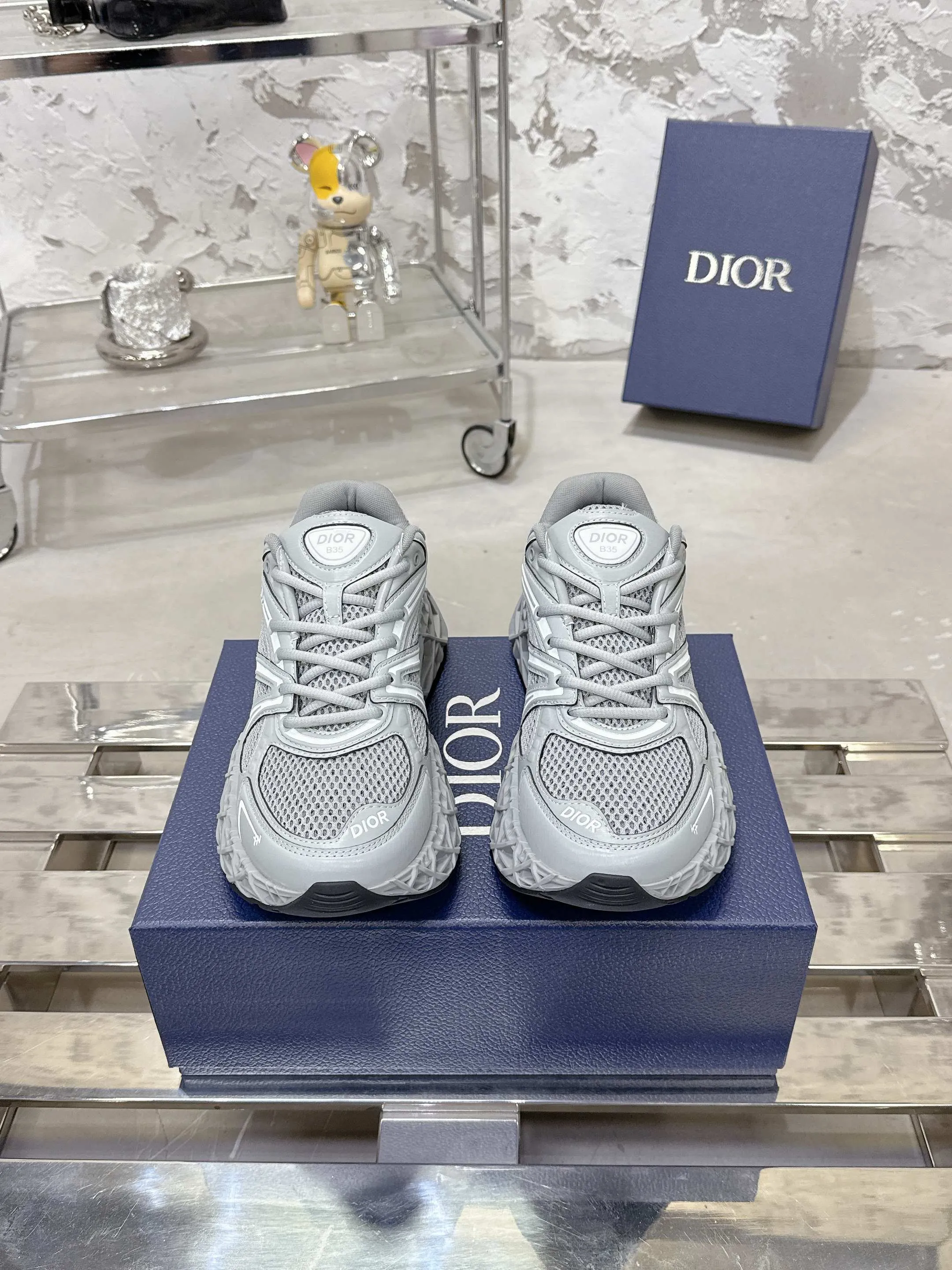 Factory price 780💰 Top version! ! ! Dior (B35) DIOR spring and summer men's wear show, the show was held at the Valle de Grasse School in Paris. Kim Jones drew inspiration from the works of South African artist Hylton Nel. The details of the shoes, clog soles and tribal elements, cleverly blended luxury craftsmanship and practicality, with fresh childishness and bright temperament, creating a new season hot spot. Dior KAWA Dior co-branded casual sports shoes reinterpret running shoes with Dior's high-end style. B35 is made of fine-textured leather and mesh fabric materials. It can be worn in all seasons, is comfortable and breathable, and has multiple lines on the shoe body to outline details. It has a full retro three-dimensional feel and can create a casual look all year round! Fabric: Cowhide/customized cloth material Lining: Imported breathable mesh Outsole: Original molded outsole Size: 39-46 (customized at 45.46)